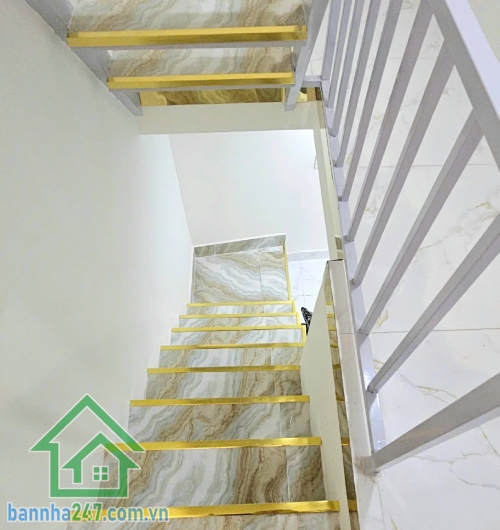 CHỈ 3,99 TỶ - NHÀ ĐẸP HỒNG BÀNG – QUẬN 6 – HẺM BA GÁC 4 TẦNG - 3PN -4 WC Ở NGAY Diện tích xây dựng: * Trệt: 3.1m x 6m * Lầu 1–2–3: 3.1m x 7m (ban công lấn ra 1m). Kết cấu chuẩn: Trệt + 3 lầu + phòng thờ.  3 PN - 4 WC