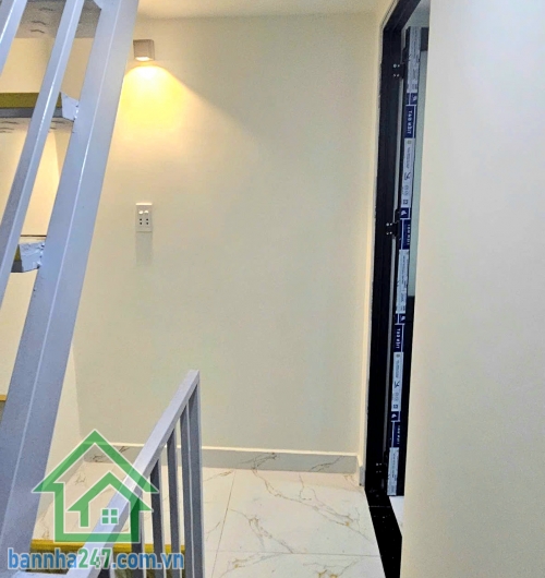 CHỈ 3,99 TỶ - NHÀ ĐẸP HỒNG BÀNG – QUẬN 6 – HẺM BA GÁC 4 TẦNG - 3PN -4 WC Ở NGAY Diện tích xây dựng: * Trệt: 3.1m x 6m * Lầu 1–2–3: 3.1m x 7m (ban công lấn ra 1m). Kết cấu chuẩn: Trệt + 3 lầu + phòng thờ.  3 PN - 4 WC