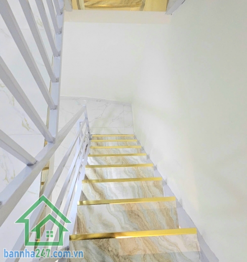 CHỈ 3,99 TỶ - NHÀ ĐẸP HỒNG BÀNG – QUẬN 6 – HẺM BA GÁC 4 TẦNG - 3PN -4 WC Ở NGAY Diện tích xây dựng: * Trệt: 3.1m x 6m * Lầu 1–2–3: 3.1m x 7m (ban công lấn ra 1m). Kết cấu chuẩn: Trệt + 3 lầu + phòng thờ.  3 PN - 4 WC