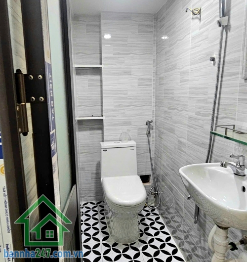 CHỈ 3,99 TỶ - NHÀ ĐẸP HỒNG BÀNG – QUẬN 6 – HẺM BA GÁC 4 TẦNG - 3PN -4 WC Ở NGAY Diện tích xây dựng: * Trệt: 3.1m x 6m * Lầu 1–2–3: 3.1m x 7m (ban công lấn ra 1m). Kết cấu chuẩn: Trệt + 3 lầu + phòng thờ.  3 PN - 4 WC