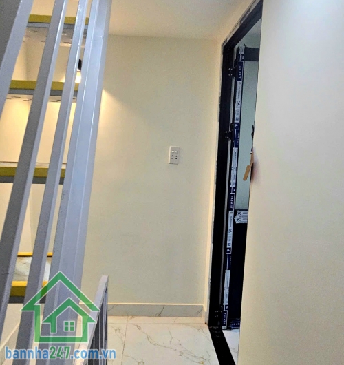 CHỈ 3,99 TỶ - NHÀ ĐẸP HỒNG BÀNG – QUẬN 6 – HẺM BA GÁC 4 TẦNG - 3PN -4 WC Ở NGAY Diện tích xây dựng: * Trệt: 3.1m x 6m * Lầu 1–2–3: 3.1m x 7m (ban công lấn ra 1m). Kết cấu chuẩn: Trệt + 3 lầu + phòng thờ.  3 PN - 4 WC