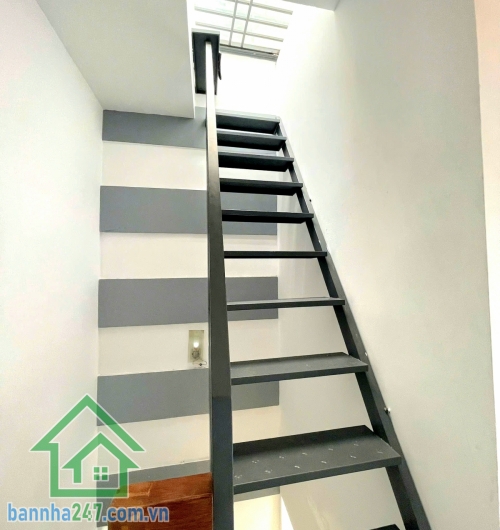 CHỈ 3,6 TỶ (TL) – NHÀ MỚI ĐẸP – HẺM 3 GÁC – KHU AO LẮNG - Đường 13A – Bình Tân – giáp Tân Phú Diện tích: 30m² - DTSD: 52m² Kết cấu: 2 tầng – 2PN – 2WC Hoàn công đủ
