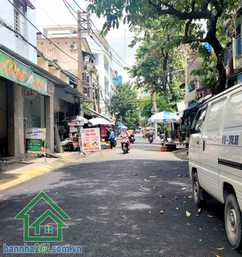 Bán nhà mặt tiền đường 10m, sổ đẹp, chỉ hơn 6 tỷ.Diện tích 52m², ngang nở hậu nhẹ, sổ hồng vuông vức. Hiện trạng nhà cấp 4, có thể ở tạm hoặc cải tạo, khu vực cho phép xây dựng đến 5 tầng. Vị trí cực đẹp, cách mặt tiền Lũy Bán Bích chỉ 50m, gần Thoại Ng
