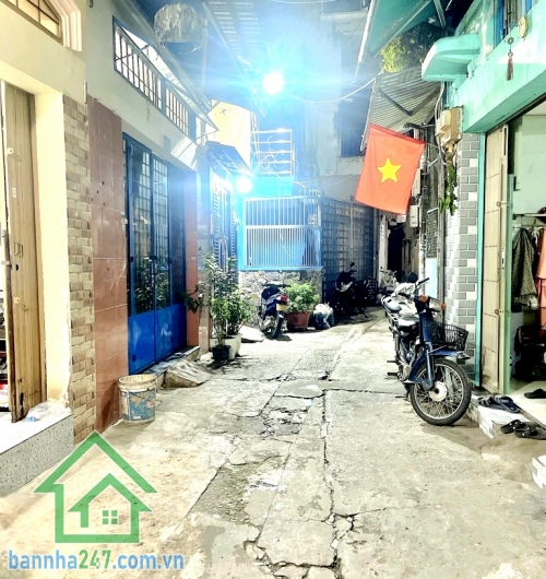 CHỈ 2,5 TỶ – NHÀ 3 TẦNG ĐẸP - LẠC LONG QUÂN – HẺM 3M – KHU AN NINH YÊN TĨNH – SỔ RIÊNG -  Vị trí: Cách mặt tiền chỉ 100m, hẻm rộng 3m, khu dân trí cao, yên tĩnh. 