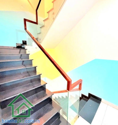 CHỈ 5,75 TỶ – SIÊU PHẨM MẶT TIỀN KÊNH NƯỚC ĐEN – 4 TẦNG – DTS 160M² - 3PN – 4WC * Diện tích: 4 x 10m * Diện tích sử dụng: ~160m² * Kết cấu: 1 trệt 3 lầu * Công năng: 3PN – 4WC. Phòng VIP sân thượng view bờ kênh cực chill, thoáng mát. Tặng nội thất hiện đạ