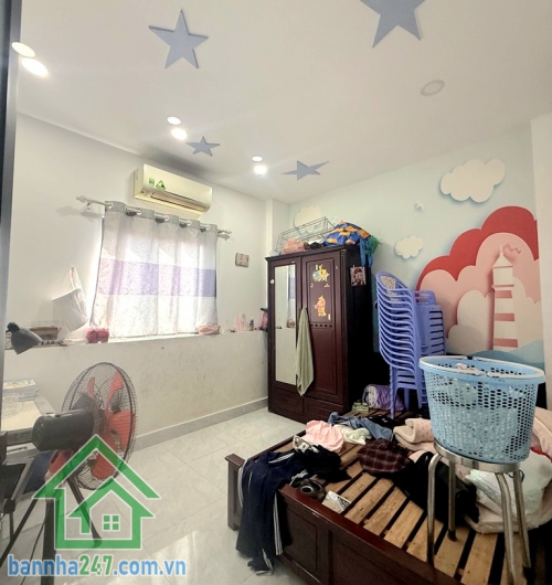 CHỈ 6,5 TỶ – KỀ AEON MALL TÂN PHÚ – NHÀ 5 TẦNG – HX TẢI 6M – 58M² 4PN – 4WC – Hoàn công đủ – Sổ đẹp – Hướng Đông Diện tích: 4 × 14.5m (58m²). Kết cấu: 1 trệt – 1 lửng – 3 lầu – sân thượng trước/sau BTCT. Công năng: 4PN – 4WC, nhà như mới, dọn vào ở ngay. 