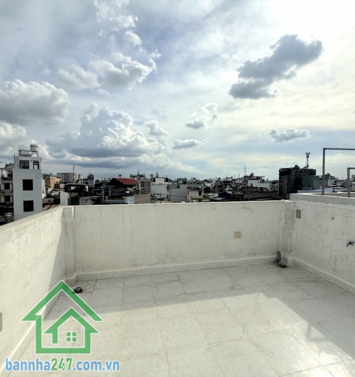 CHỈ 6,5 TỶ – KỀ AEON MALL TÂN PHÚ – NHÀ 5 TẦNG – HX TẢI 6M – 58M² 4PN – 4WC – Hoàn công đủ – Sổ đẹp – Hướng Đông Diện tích: 4 × 14.5m (58m²). Kết cấu: 1 trệt – 1 lửng – 3 lầu – sân thượng trước/sau BTCT. Công năng: 4PN – 4WC, nhà như mới, dọn vào ở ngay. 