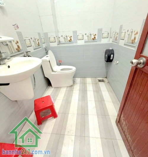 CHỈ 4,85 TỶ – MTKD RỘNG ĐƯỜNG 10 XE TẢI TRÁNH – 2 TẦNG ĐẸP – NGAY GÒ XOÀI – LÊ VĂN QUỚI  DT: 54m² – sổ đẹp, hoàn công đầy đủ  Kết cấu: 1 trệt 1 lầu – 2PN – 3WC