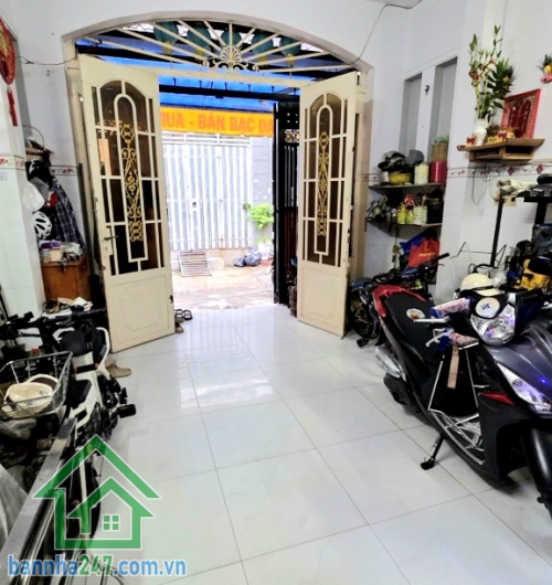 CHỈ 4.5 TỶ - HẺM XE HƠI THÔNG – NGAY LÊ VĂN QUỚI – GIÁP TÂN PHÚ – 2 TẦNG BTCT – 2PN, 2WC. Diện tích: 4 x 10m (40m²) Kết cấu: 1 trệt + 1 lầu BTCT kiên cố – 2PN - 2WC