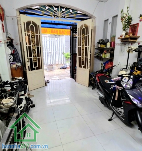 CHỈ 4.5 TỶ - HẺM XE HƠI THÔNG – NGAY LÊ VĂN QUỚI – GIÁP TÂN PHÚ – 2 TẦNG BTCT – 2PN, 2WC. Diện tích: 4 x 10m (40m²) Kết cấu: 1 trệt + 1 lầu BTCT kiên cố – 2PN - 2WC