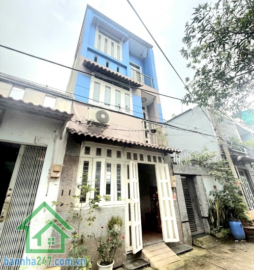 CHỈ 3,75 TỶ – NHÀ 3 TẦNG KIÊN CỐ – HẺM XE TẢI 7M THÔNG – GẦN AEON MALL – GIÁP TÂN PHÚ - DT: 32m² (3 tầng BTCT – 2PN, 2WC) Vị trí cực đẹp: vài bước ra Bình Long.
