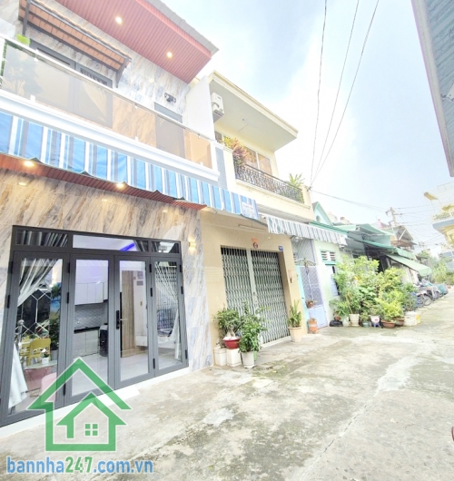 CHỈ 3,65 TỶ – SIÊU PHẨM NHÀ ĐẸP TRUNG TÂM TÂN PHÚ – HẺM XE HƠI 7M – FULL NỘI THẤT – Ở NGAY Diện tích: 21m² (4x5.3m) Kết cấu: 1 trệt, 1 lầu, 1PN lớn, 2WC, ban công.