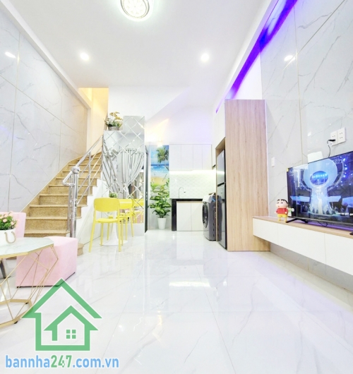 CHỈ 3,65 TỶ – SIÊU PHẨM NHÀ ĐẸP TRUNG TÂM TÂN PHÚ – HẺM XE HƠI 7M – FULL NỘI THẤT – Ở NGAY Diện tích: 21m² (4x5.3m) Kết cấu: 1 trệt, 1 lầu, 1PN lớn, 2WC, ban công.