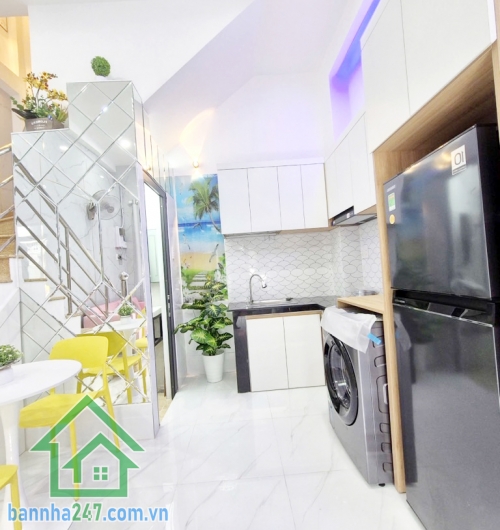 CHỈ 3,65 TỶ – SIÊU PHẨM NHÀ ĐẸP TRUNG TÂM TÂN PHÚ – HẺM XE HƠI 7M – FULL NỘI THẤT – Ở NGAY Diện tích: 21m² (4x5.3m) Kết cấu: 1 trệt, 1 lầu, 1PN lớn, 2WC, ban công.