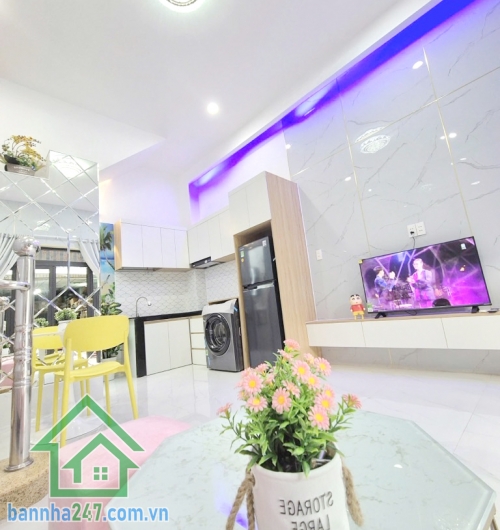 CHỈ 3,65 TỶ – SIÊU PHẨM NHÀ ĐẸP TRUNG TÂM TÂN PHÚ – HẺM XE HƠI 7M – FULL NỘI THẤT – Ở NGAY Diện tích: 21m² (4x5.3m) Kết cấu: 1 trệt, 1 lầu, 1PN lớn, 2WC, ban công.