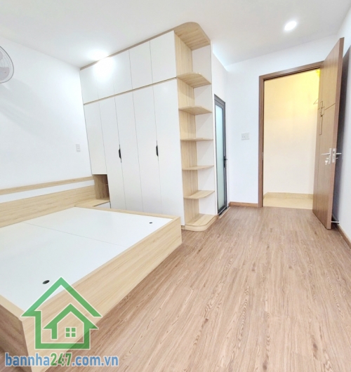 CHỈ 3,65 TỶ – SIÊU PHẨM NHÀ ĐẸP TRUNG TÂM TÂN PHÚ – HẺM XE HƠI 7M – FULL NỘI THẤT – Ở NGAY Diện tích: 21m² (4x5.3m) Kết cấu: 1 trệt, 1 lầu, 1PN lớn, 2WC, ban công.