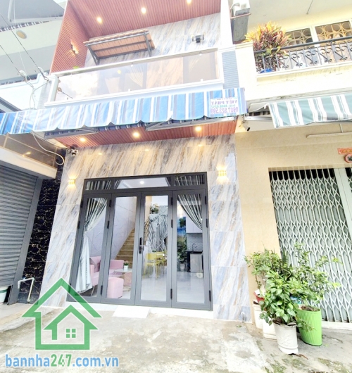 CHỈ 3,65 TỶ – SIÊU PHẨM NHÀ ĐẸP TRUNG TÂM TÂN PHÚ – HẺM XE HƠI 7M – FULL NỘI THẤT – Ở NGAY Diện tích: 21m² (4x5.3m) Kết cấu: 1 trệt, 1 lầu, 1PN lớn, 2WC, ban công.
