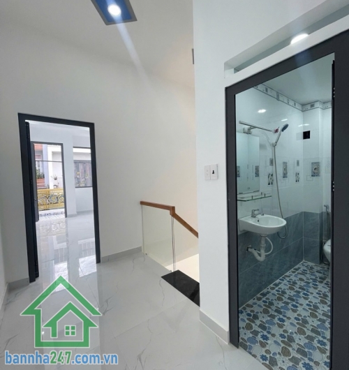 HIẾM – HẺM XE HƠI 7M THÔNG – LÊ VĂN QUỚI GIÁP TÂN PHÚ – 2 TẦNG – 60M² – CHỈ 5.75 TỶ * Nhà BTCT kiên cố: 1 trệt 1 lầu, ban công thoáng mát, giếng trời, gồm 3PN, 2WC.