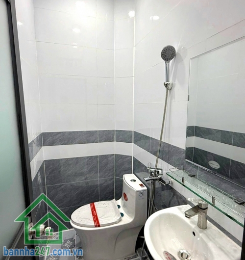 CHỈ 3.179 TỶ – NHÀ 2 TẦNG GẦN CHỢ BÌNH LONG – HẺM 3M – GIÁP TÂN PHÚ – SỔ ĐẸP, HOÀN CÔNG ĐỦ * Diện tích: 3 x 8m – DTSD: 48m² * Kết cấu: 1 trệt 1 lầu, gồm 2PN + 2WC