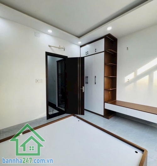 CHỈ 6,4 TỶ - NHÀ 5 TẦNG MỚI ĐẸP – FULL NỘI THẤT – HXH TRÁNH - NGAY LÊ VĂN QUỚI – KHU 4 XÃ – GIÁP Q6, Q11 Diện tích: 44m² (4 x 11m) – đất vuông vức, phong thủy phong thủy đẹp. Kết cấu: 1 trệt + 1 lửng + 3 lầu + sân thượng (5 tầng BTCT) - 5 PN - 5 WC, Phòng