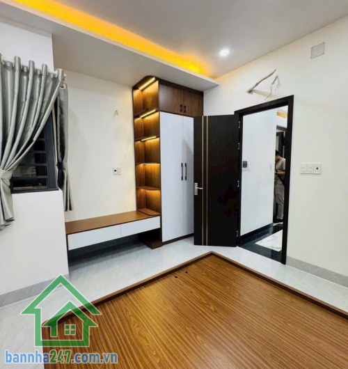 CHỈ 6,4 TỶ - NHÀ 5 TẦNG MỚI ĐẸP – FULL NỘI THẤT – HXH TRÁNH - NGAY LÊ VĂN QUỚI – KHU 4 XÃ – GIÁP Q6, Q11 Diện tích: 44m² (4 x 11m) – đất vuông vức, phong thủy phong thủy đẹp. Kết cấu: 1 trệt + 1 lửng + 3 lầu + sân thượng (5 tầng BTCT) - 5 PN - 5 WC, Phòng
