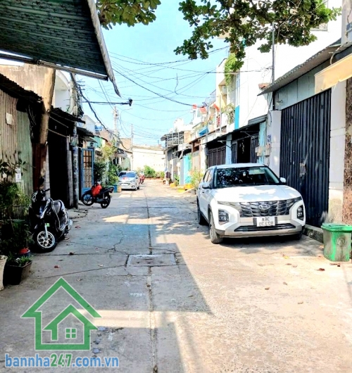NHỈNH 5 TỶ – HẺM XE TẢI THÔNG – NHÀ MỚI ĐẸP 2 TẦNG BTCT DT 64m² (4x16)m – SỔ VUÔNG VỨC – HOÀN CÔNG ĐỦ – NGAY GÒ XOÀI – LÊ VĂN QUỚI – GIÁP TÂN PHÚ DT: 4 x 16m vuông vức – công nhận đủ. Kết cấu: 1 trệt – 1 lầu BTCT kiên cố • Phòng khách lớn để được ô tô 