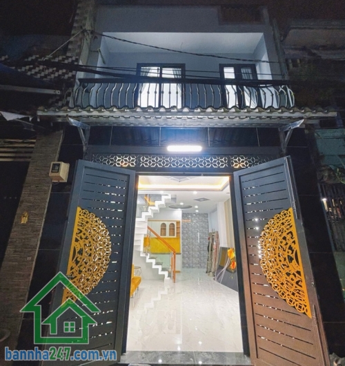 CHỈ 3,85 TỶ – NHÀ 2 TẦNG MỚI ĐẸP – GIÁP TÊN LỬA – SÁT AEON MALL BÌNH TÂN Diện tích 36m², sổ hồng riêng vuông vức, hoàn công đầy đủ. Kết cấu: 1 trệt, 1 lầu, gồm 2PN - 2WC. Bếp, PK. 