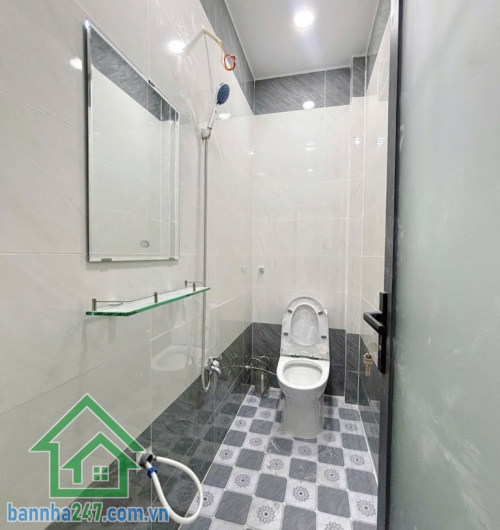 CHỈ 3,85 TỶ – NHÀ 2 TẦNG MỚI ĐẸP – GIÁP TÊN LỬA – SÁT AEON MALL BÌNH TÂN Diện tích 36m², sổ hồng riêng vuông vức, hoàn công đầy đủ. Kết cấu: 1 trệt, 1 lầu, gồm 2PN - 2WC. Bếp, PK. 