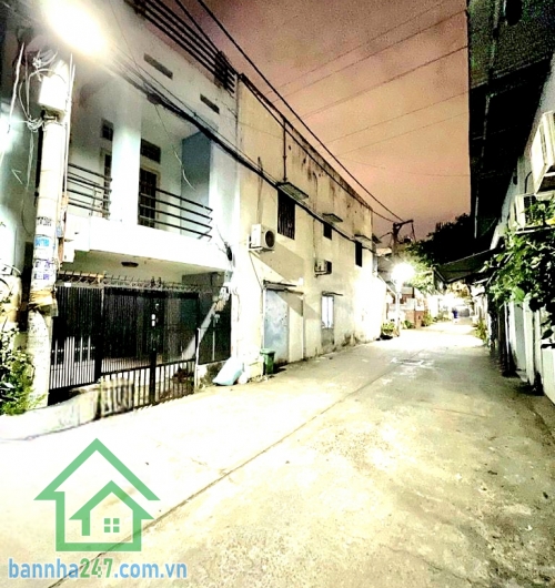 CHỈ 4,45 TỶ – VỊ TRÍ ĐẸP – HẺM XE TẢI 6M THÔNG - KỀ BÊN LÊ VĂN QUỚI – 48M² (4 x 12) – 2 TẦNG – GIÁP TÂN PHÚ Kết cấu: • Nhà 2 tầng (1 trệt 1 lầu + sân thượng)