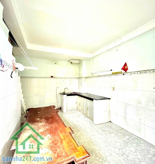 CHỈ 4,45 TỶ – VỊ TRÍ ĐẸP – HẺM XE TẢI 6M THÔNG - KỀ BÊN LÊ VĂN QUỚI – 48M² (4 x 12) – 2 TẦNG – GIÁP TÂN PHÚ Kết cấu: • Nhà 2 tầng (1 trệt 1 lầu + sân thượng)