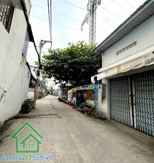 CHỈ 4,45 TỶ – VỊ TRÍ ĐẸP – HẺM XE TẢI 6M THÔNG - KỀ BÊN LÊ VĂN QUỚI – 48M² (4 x 12) – 2 TẦNG – GIÁP TÂN PHÚ Kết cấu: • Nhà 2 tầng (1 trệt 1 lầu + sân thượng)