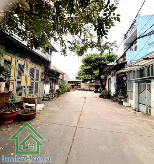 CHỈ 4,45 TỶ – VỊ TRÍ ĐẸP – HẺM XE TẢI 6M THÔNG - KỀ BÊN LÊ VĂN QUỚI – 48M² (4 x 12) – 2 TẦNG – GIÁP TÂN PHÚ Kết cấu: • Nhà 2 tầng (1 trệt 1 lầu + sân thượng)