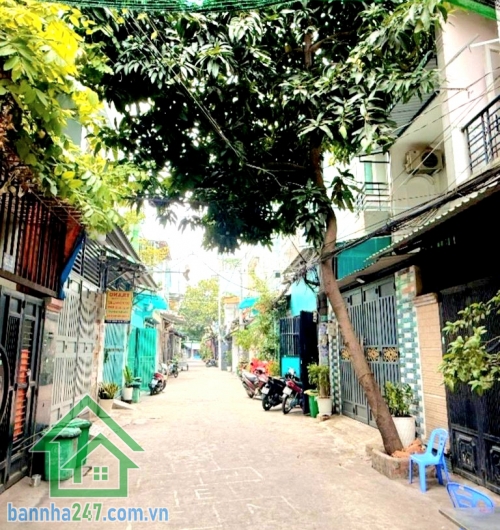 CHỈ 5,6 TỶ – NHÀ HẺM XE TẢI 6M – SÁT MẶT TIỀN – BÌNH TÂN Diện tích: 48m² – sổ vuông vức, hoàn công đủ - 2 tầng BTCT (1 trệt 1 lầu) 2PN – 2 WC, ban công + giếng trời