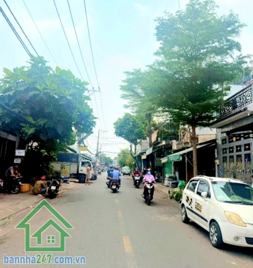 CHỈ 5,6 TỶ – NHÀ HẺM XE TẢI 6M – SÁT MẶT TIỀN – BÌNH TÂN Diện tích: 48m² – sổ vuông vức, hoàn công đủ - 2 tầng BTCT (1 trệt 1 lầu) 2PN – 2 WC, ban công + giếng trời