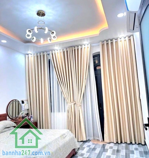 CHỈ 5,6 TỶ – NHÀ HẺM XE TẢI 6M – SÁT MẶT TIỀN – BÌNH TÂN Diện tích: 48m² – sổ vuông vức, hoàn công đủ - 2 tầng BTCT (1 trệt 1 lầu) 2PN – 2 WC, ban công + giếng trời
