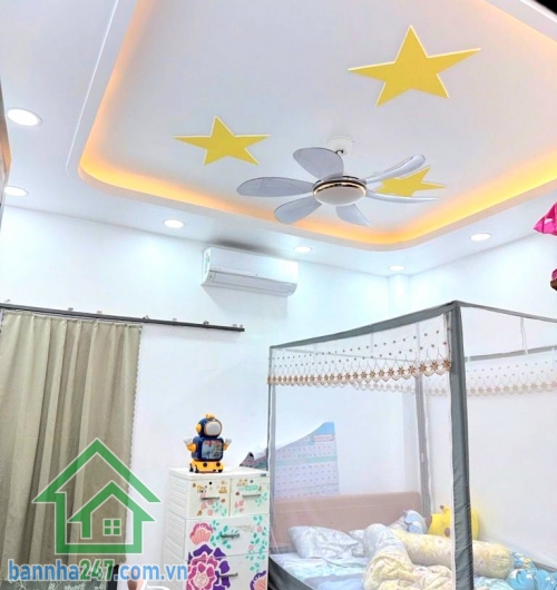 CHỈ 5,6 TỶ – NHÀ HẺM XE TẢI 6M – SÁT MẶT TIỀN – BÌNH TÂN Diện tích: 48m² – sổ vuông vức, hoàn công đủ - 2 tầng BTCT (1 trệt 1 lầu) 2PN – 2 WC, ban công + giếng trời