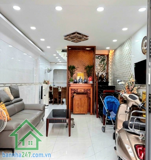 CHỈ 5,6 TỶ – NHÀ HẺM XE TẢI 6M – SÁT MẶT TIỀN – BÌNH TÂN Diện tích: 48m² – sổ vuông vức, hoàn công đủ - 2 tầng BTCT (1 trệt 1 lầu) 2PN – 2 WC, ban công + giếng trời