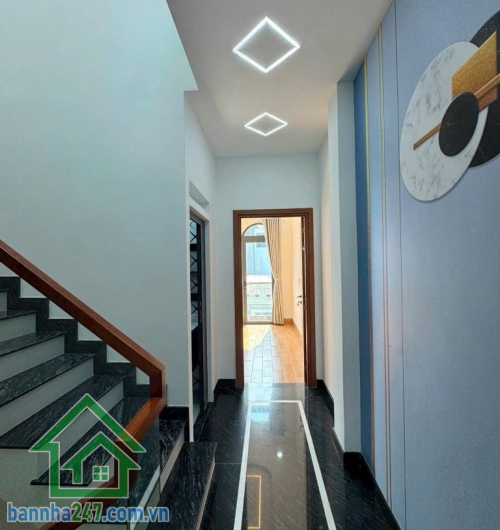 NHÀ ĐẸP 5 TẦNG – HẺM XE HƠI VIP – HƯƠNG LỘ 2 – NGAY 4 XÃ – NHỈNH 6 TỶ Diện tích: 4 x 13.5m – công nhận đủ, vuông vức. Kết cấu BTCT 5 tầng mới tinh.