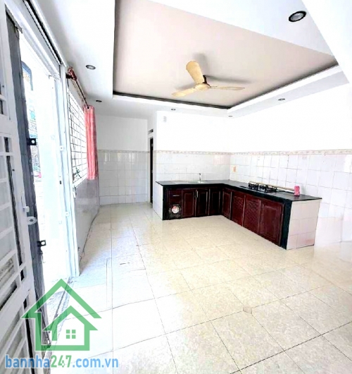 CHỈ 10,5 TỶ – LÔ GÓC 2 MẶT TIỀN HẺM – KHU BÀU CÁT VIP - GẦN TRƯỜNG THCS VÕ VĂN TẦN - P. 11 TÂN BÌNH - 4PN - 5WC Diện tích: 4 x 12m (vuông vức) Kết cấu: 5 tầng