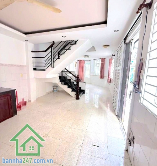 CHỈ 10,5 TỶ – LÔ GÓC 2 MẶT TIỀN HẺM – KHU BÀU CÁT VIP - GẦN TRƯỜNG THCS VÕ VĂN TẦN - P. 11 TÂN BÌNH - 4PN - 5WC Diện tích: 4 x 12m (vuông vức) Kết cấu: 5 tầng