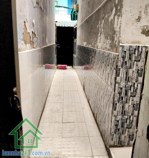 CHỈ 6,3 TỶ – HẺM XE TẢI THÔNG – NHÀ 5 TẦNG LUNG LINH - CỬA SAU THOÁNG MÁT – Ở NGAY – 5PN 4WC Kết cấu: 5 tầng có lửng, xây kiên cố – hoàn công chuẩn Công năng: Công năng: 5PN – 4WC, phù hợp gia đình đông người. Cửa sau thoáng mát, nhà luôn sáng gió
