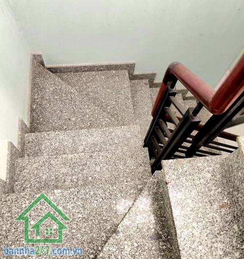 CHỈ 6,3 TỶ – HẺM XE TẢI THÔNG – NHÀ 5 TẦNG LUNG LINH - CỬA SAU THOÁNG MÁT – Ở NGAY – 5PN 4WC Kết cấu: 5 tầng có lửng, xây kiên cố – hoàn công chuẩn Công năng: Công năng: 5PN – 4WC, phù hợp gia đình đông người. Cửa sau thoáng mát, nhà luôn sáng gió