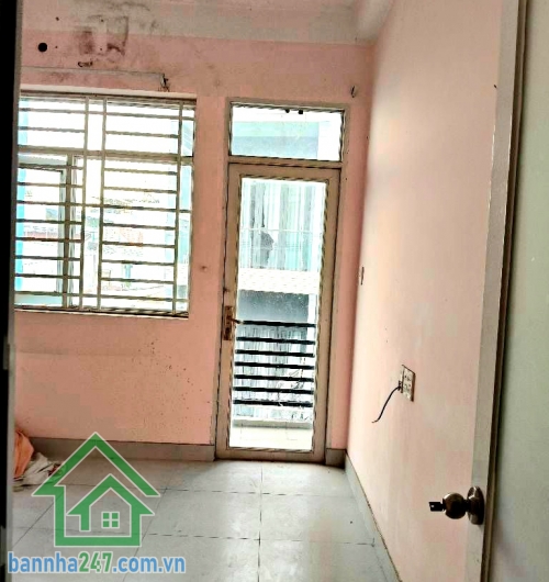 CHỈ 6,3 TỶ – HẺM XE TẢI THÔNG – NHÀ 5 TẦNG LUNG LINH - CỬA SAU THOÁNG MÁT – Ở NGAY – 5PN 4WC Kết cấu: 5 tầng có lửng, xây kiên cố – hoàn công chuẩn Công năng: Công năng: 5PN – 4WC, phù hợp gia đình đông người. Cửa sau thoáng mát, nhà luôn sáng gió