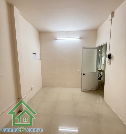 SIÊU PHẨM TÂN BÌNH – LÔ GÓC 2MT – HXH – 4PN – CHỈ 4,7 TỶ Diện tích: 54m² Kết cấu: 2 tầng, 4PN, 2WC, nhà thoáng mát, dọn vào ở ngay Vị trí cực đẹp: Lý Thường Kiệt 