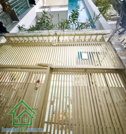 CHỈ 6,8 TỶ – NHÀ ĐẸP LẠC LONG QUÂN – TÂN BÌNH – HXH ĐỔ CỬA – 3 TẦNG BTCT – 55M² – NỞ HẬU TÀI LỘC - 4PN, 3WC Vị trí đắc địa: Trung tâm Tân Bình, gần chợ vải Tân Bình, giáp Quận 11 – Tân Phú – Quận 10, gần BV Thống Nhất, sân bay, nhà ga T3, trường học, tiện