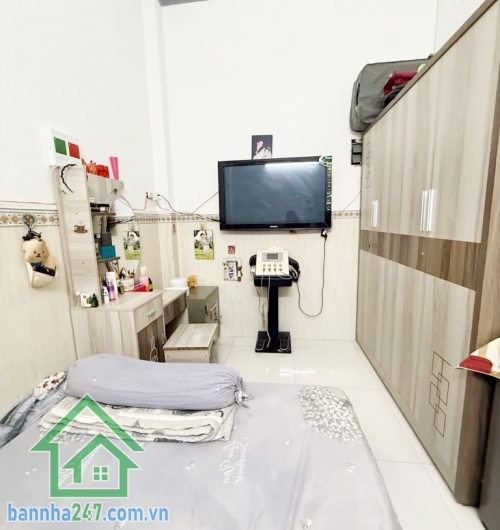 CHỈ 6,8 TỶ – NHÀ ĐẸP LẠC LONG QUÂN – TÂN BÌNH – HXH ĐỔ CỬA – 3 TẦNG BTCT – 55M² – NỞ HẬU TÀI LỘC - 4PN, 3WC Vị trí đắc địa: Trung tâm Tân Bình, gần chợ vải Tân Bình, giáp Quận 11 – Tân Phú – Quận 10, gần BV Thống Nhất, sân bay, nhà ga T3, trường học, tiện