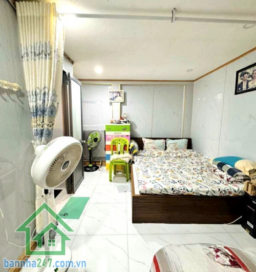 CHỈ 3,9 TỶ – NHÀ MỚI 3 TẦNG PHÚ NHUẬN – HẺM BA GÁC THÔNG – GẦN THÍCH QUẢNG ĐỨC – Ở NGAY!    Vị trí: Trung tâm Phú Nhuận, hẻm ba gác sạch đẹp, thông thoáng,  sạch đẹp, di chuyển dễ dàng. 2PN – 3WC, có sân để xe riêng.
