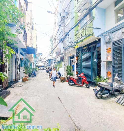 KHU ĐẦM SEN - THÁI PHIÊN - Q11 - 50M² - 3 TẦNG - HẺM 6M THÔNG - CHỈ 10.8 TỶ DT: 3.6 x 14m, nhà kiên cố 3 tầng, 3PN, 3WC, sân thượng rộng. Hẻm 6m thông, cách mặt tiền vài bước.
