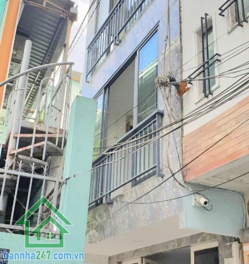 CHỈ 3,3 TỶ – NHÀ 3 TẦNG KIÊN CỐ – TRUNG TÂM QUẬN 10 – GẦN CÔNG VIÊN LÊ THỊ RIÊNG - 2PN, 2WC, PK, BẾP. DT: 15m² (1 trệt, 2 lầu – kiên cố, chắc chắn) Công năng: đầy đủ: 2PN, 2WC, phòng khách, bếp - Hiện đang cho thuê 9 triệu/tháng – thu nhập ổn định