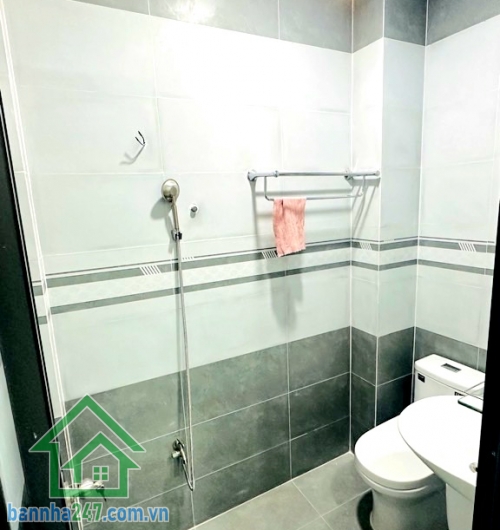 CHỈ 4,05 TỶ - NHÀ HXH LÊ VĂN KHƯƠNG – 45M² (4x11) – 2 TẦNG - 2PN - ĐANG CHO THUÊ Vị trí: Hẻm ô tô, ngay chợ Thiếc Cách 500m ra mặt tiền Lê Văn Khương DT: 45m